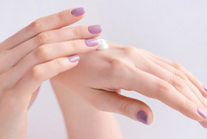 Les mains &agrave; l&rsquo;&eacute;preuve cet hiver : gel hydroalcoolique, froid, vernis 